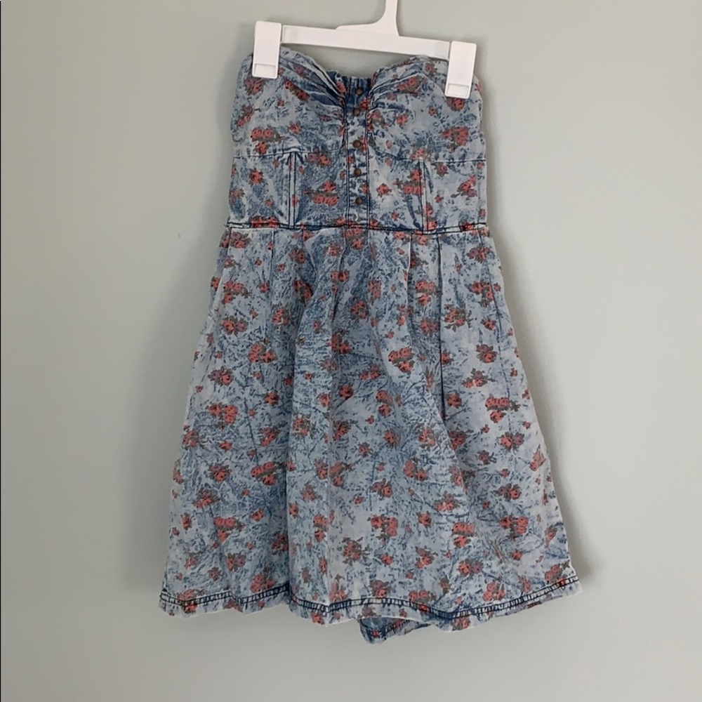 Strapless patterned dress
